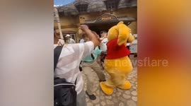 Pooh mascot was hit head by tourist in Disneyland