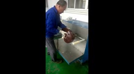 Worker uses machine to effortlessly make maltose in China