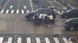 Swift community effort saves elderly man trapped under overturned tricycle in China