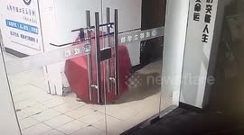 Umbrella-cloaked thief nabbed for stealing laptop in China