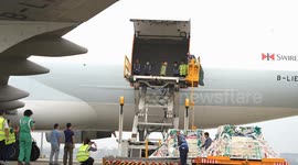 Giant panda pair leave for Hong Kong