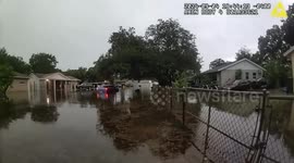 US: Sheriff's Deputies Save Driver from Floodwaters