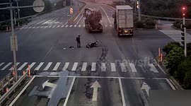 Terrifying near-miss: Electric bike rider runs red light, narrowly escapes being crushed by truck