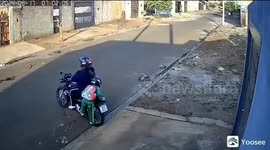 Child falls while attempting to get on motorcycle in Barrinha, Brazil
