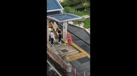 Quick-thinking vendor sells umbrellas to office workers in rainy Bangkok