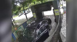 Driver gets his vehicle's door crushed in car wash fail