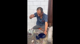 Skilled Chinese artisan matches paint colors perfectly at first glance
