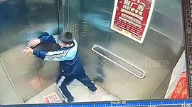 Young boy pries doors open to escape malfunctioning elevator in China