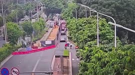 Pipe bursts spraying sewage all over road in China