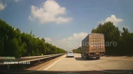 Truck tire blows out on highway in Shandong Province, China