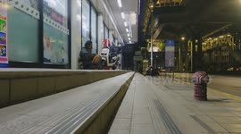 Good Samaritan offers dinner to homeless person in Bangkok