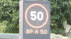 Controversial project to reduce speed limit on the Paris ring road.  From Tuesday October 1, the section of the inner ring road linking the Porte des Lilas to the Porte d'Orléans will reduce to 50 km/h.  While the following Thursday, October 10, the entir