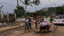 Mexico: Puerto Marques residents capture crocodile in a house after Hurricane John