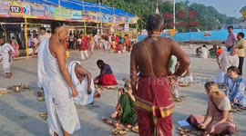 Pilgrims performs Hindu ritual to pray for souls on ancestors
