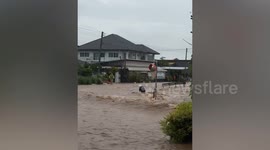 Resident saves motorcycle rider stranded in floods in Thailand