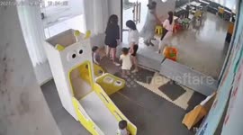 Chinese mothers brawl after their daughters get into argument