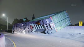 US, Los Angeles: Cerritos Big Rig Overturns on Eastbound 91 Freeway to Northbound 605