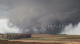 Incredible footage of huge tornado forming in Iowa