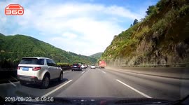Truck scrapes guardrail to stop after brake failure in Yunnan, China