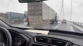 Typhoon Bebinca causes trailers to shake on Jiangyin bridge
