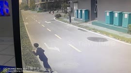 Young security guard dives into river to rescue drowning man in eastern China