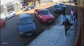 Woman’s hilarious shopping cart stunt goes wrong in Laranjeiras do Sul, Brazil