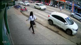Person slips and falls in Riviera Maya street
