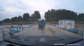 Tricycle collides with car on bridge in Shandong, China