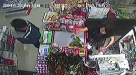 Man attacks cashier to rob the shop