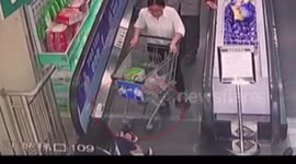 Girl stuck her shoelace in escalator falling down