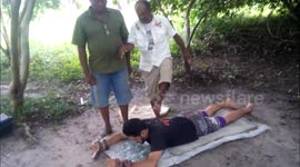 homem de 90 kilos pisa e esmaga rosto de homem em cacos de vidros