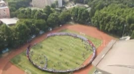 4500 graduates take ten metre-long graduation photo