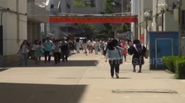 毕业女生彩绘校园窨井盖留回忆
