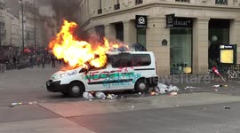 Une voiture incendiée place de la République à Paris (8 vidéos) Car in fire in Paris due to Riots