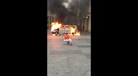 Selfies devant une voiture incendiée