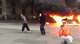 Une voiture en feu place de la République à Paris