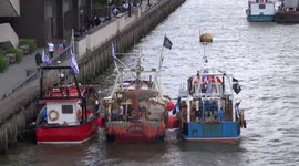 Leave EU fishermen boats opposite Bob Geldof Remain boat on the Thames