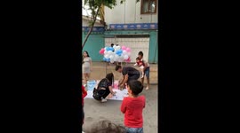Eager little cousin ruins gender reveal in Santiago, gaining over 33 million views