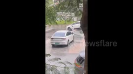 China: Kind-Hearted Students Help a Man Move His Car