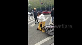 Drunk woman arrested after relentlessly beating delivery rider in China