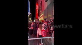 US: Palestine supporter surrounded by Israel supporters in New York