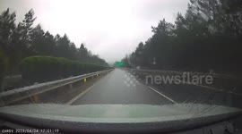 Dash cam captures Toyota Camry accident on rainy highway in Jiangxi