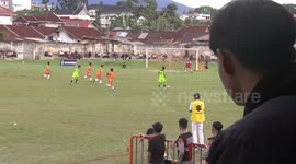 WATCH: Incredible Miss! Striker shoots keeper instead of open net