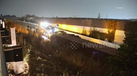 US, Los Angeles: Long Beach Semi Truck Overturns Near Ports