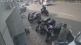 India: Masked woman steals 28 Kg silver in daylight robbery in western India