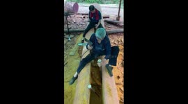 Chinese carpenters build memorial archway with no nails