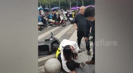 Woman beats food delivery driver to ground and pins him there with foot