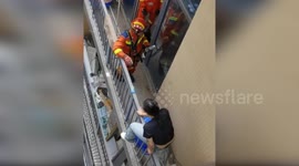 China: Firefighters Save Suicidal Woman with Compassion and Care in Chengdu