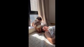 Sweet toddler sits on dad’s head to shield him from the sun