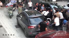 Passersby team up to rescue 5-year-old girl trapped underneath SUV in China